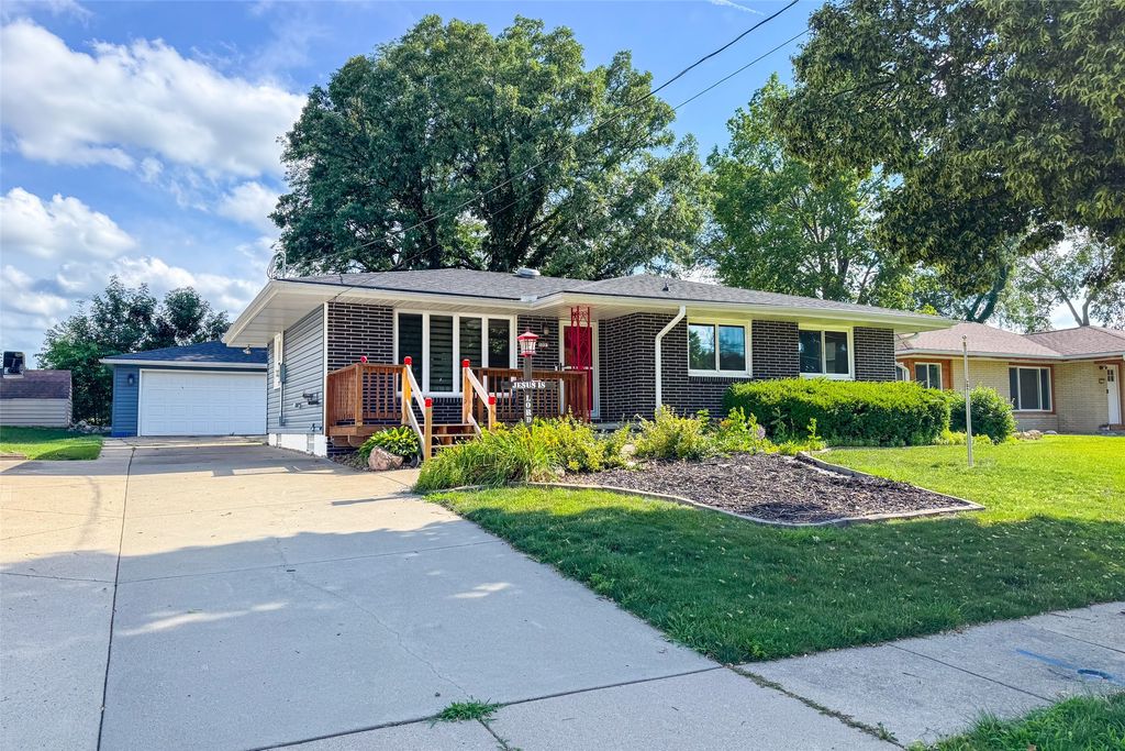 3223 Hull Avenue, Des Moines, IA 50317