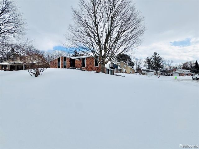 275 Melinda Circle, White Lake, MI 48386