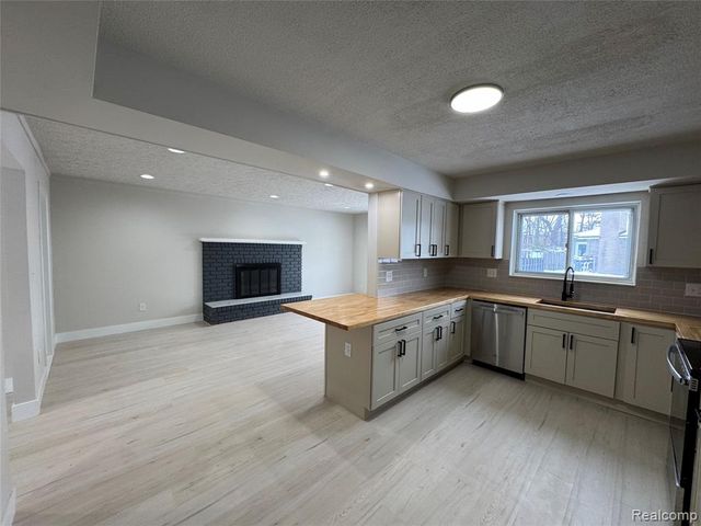 275 Melinda Circle, White Lake, MI 48386