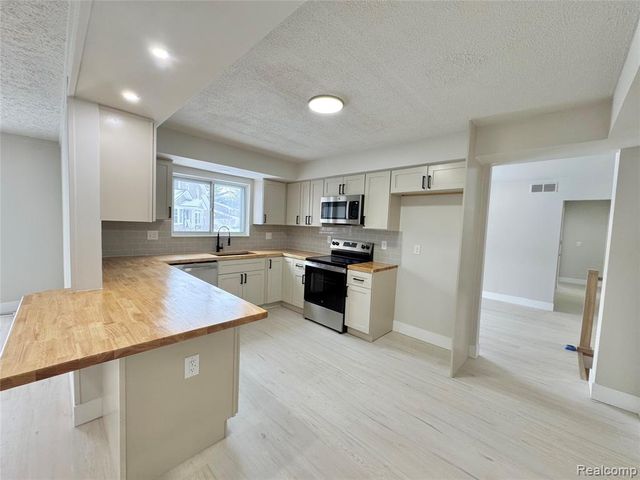 275 Melinda Circle, White Lake, MI 48386