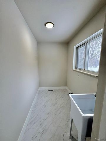 275 Melinda Circle, White Lake, MI 48386