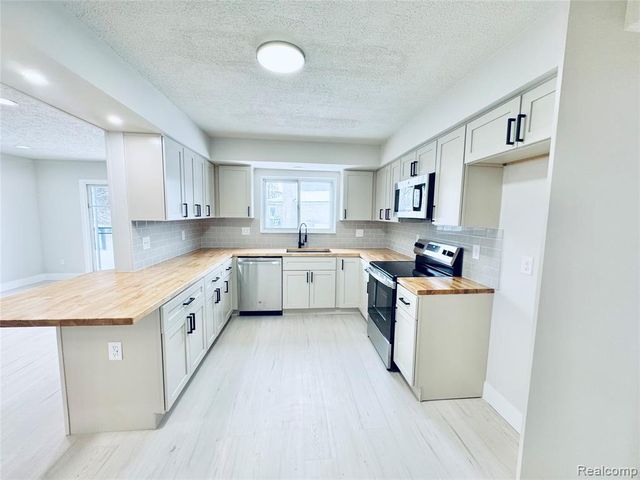 275 Melinda Circle, White Lake, MI 48386