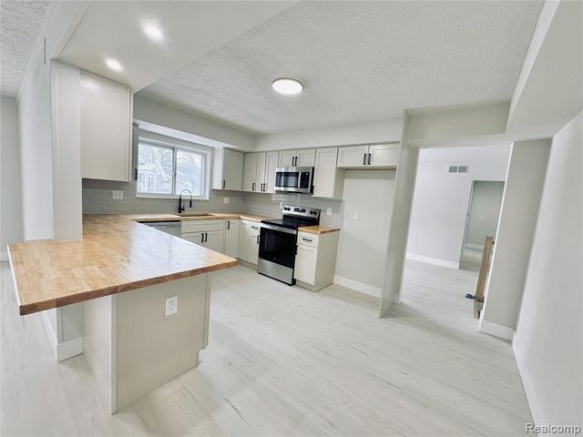 275 Melinda Circle, White Lake, MI 48386