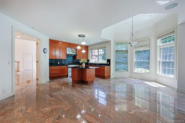 14 Belvedere Court, North Hills, NY 11030