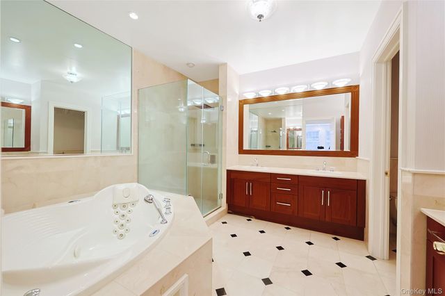 14 Belvedere Court, North Hills, NY 11030
