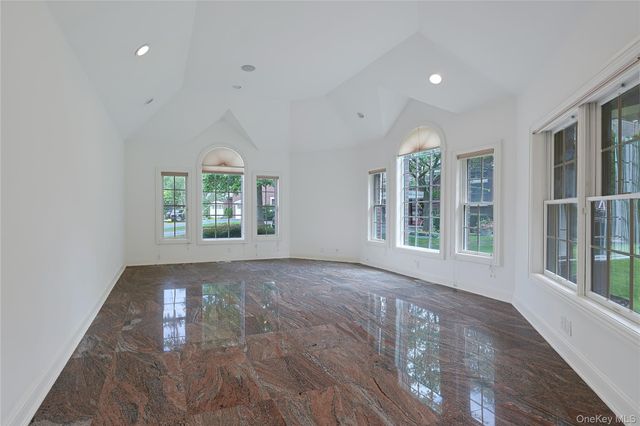 14 Belvedere Court, North Hills, NY 11030