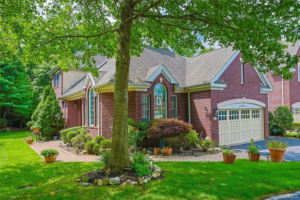 14 Belvedere Court, North Hills, NY 11030 — photo 2
