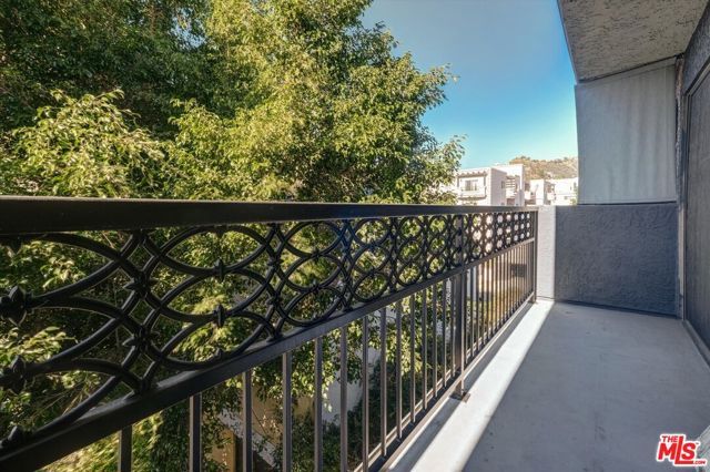 1355 N Sierra Bonita Avenue 411, West Hollywood, CA 90046