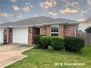 912-914 Oakwood Lane, Centerton, AR 72719