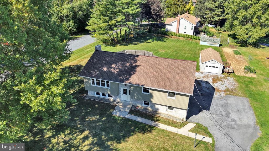 Image 2 of property listing at 34 FAIRLAND RD, Manheim, PA 17545