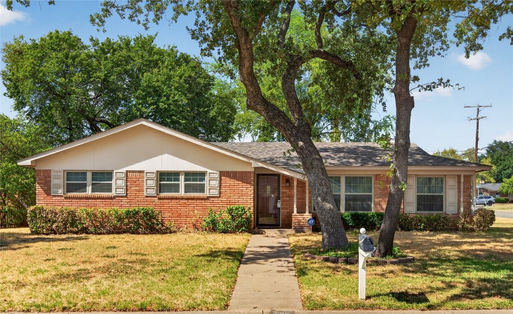 520 Circleview Drive N, Hurst, TX 76054 — photo 2