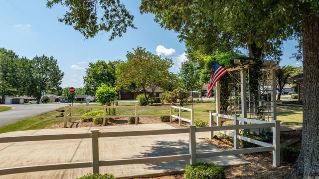 1 Cedar Oaks Dr, Conway, AR 72032