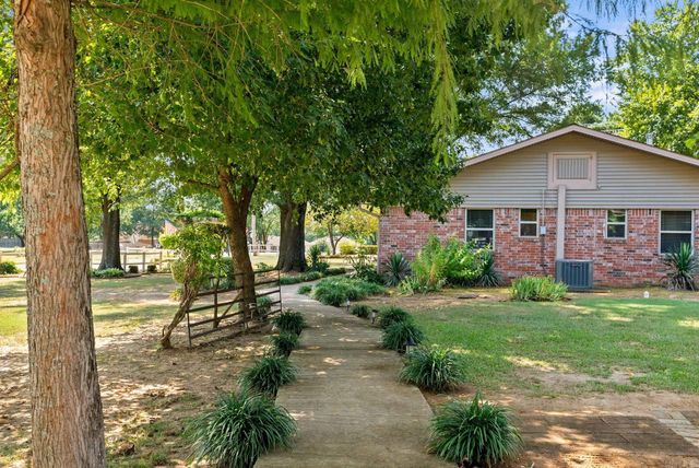 1 Cedar Oaks Dr, Conway, AR 72032