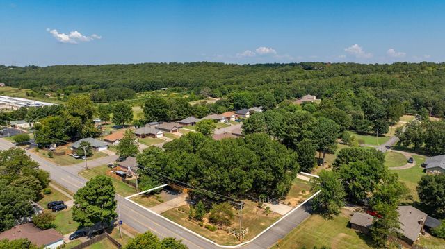 1 Cedar Oaks Dr, Conway, AR 72032