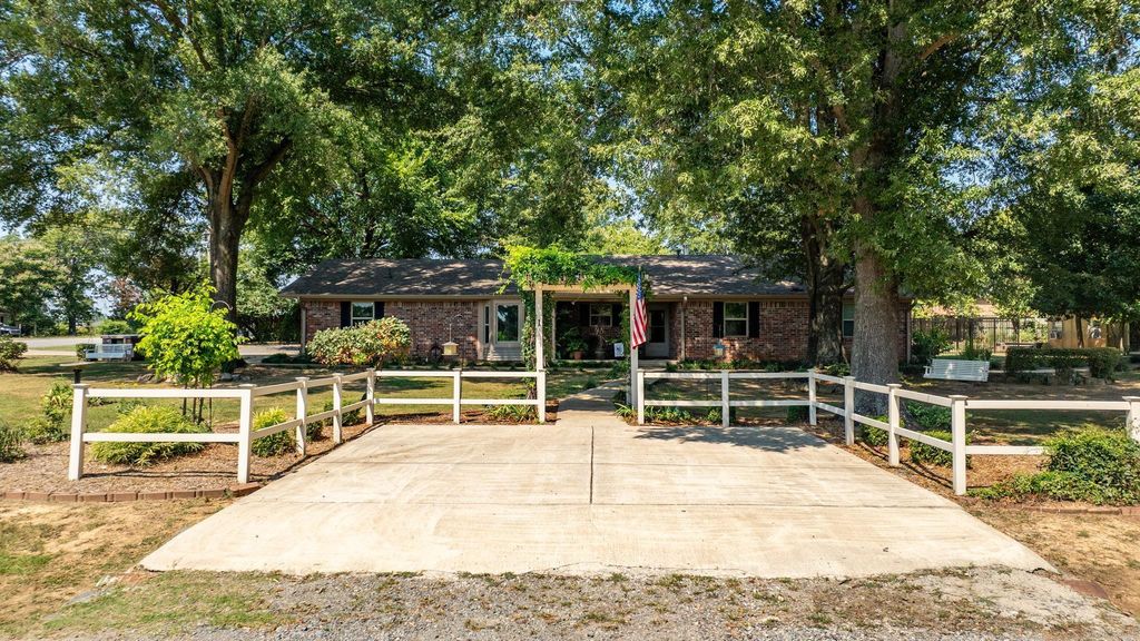 1 Cedar Oaks Dr, Conway, AR 72032