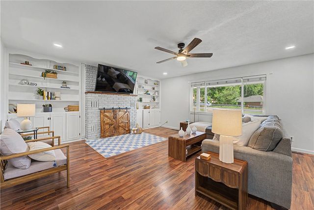 209 Cheri Whitlock Drive, Siloam Springs, AR 72761