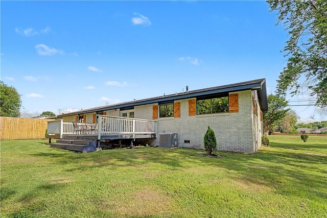 209 Cheri Whitlock Drive, Siloam Springs, AR 72761
