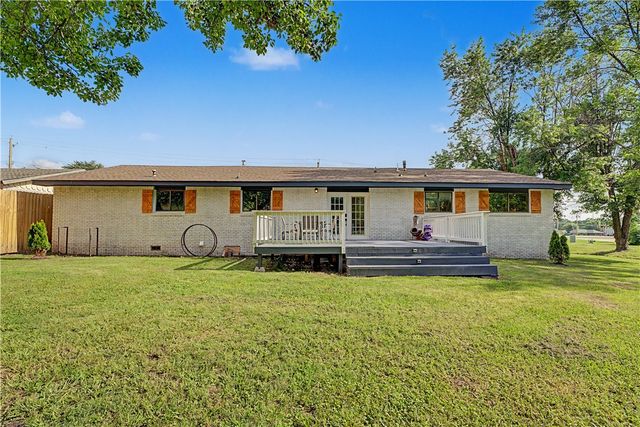 209 Cheri Whitlock Drive, Siloam Springs, AR 72761