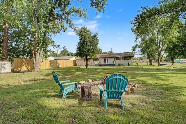 209 Cheri Whitlock Drive, Siloam Springs, AR 72761