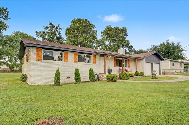 209 Cheri Whitlock Drive, Siloam Springs, AR 72761