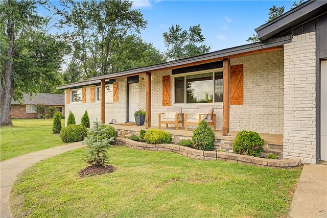 209 Cheri Whitlock Drive, Siloam Springs, AR 72761