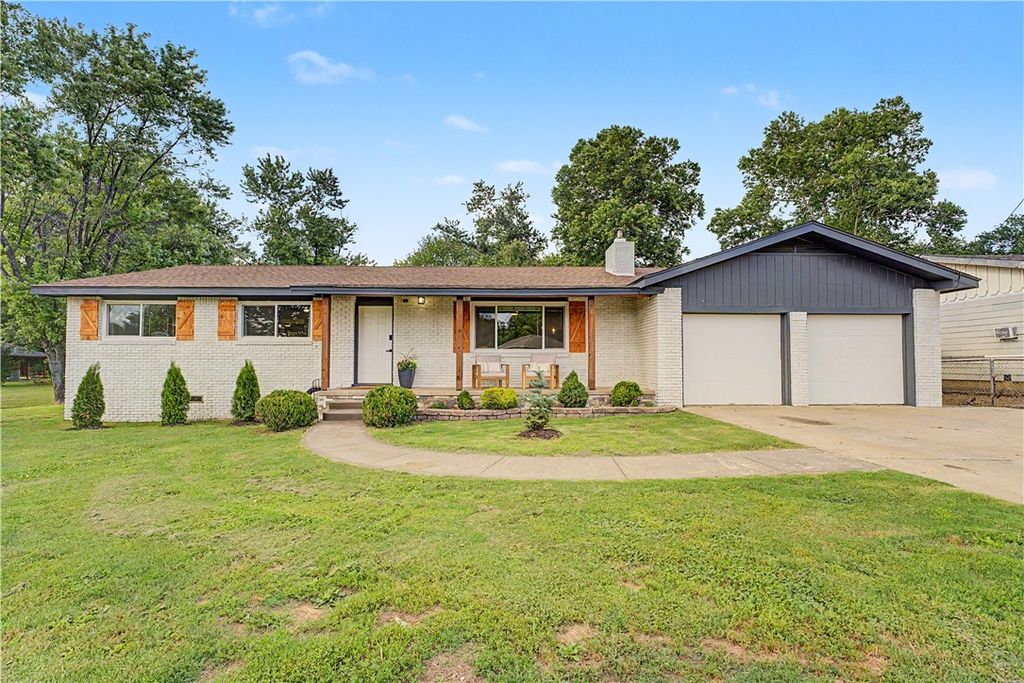 209 Cheri Whitlock Drive, Siloam Springs, AR 72761