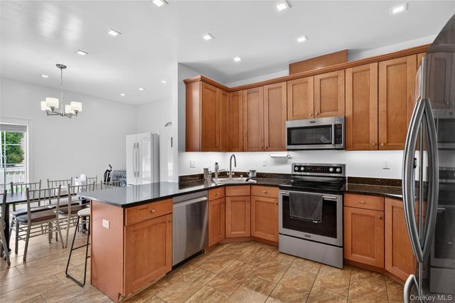 9 Maple Avenue, Bloomingburg, NY 12721