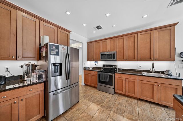 9 Maple Avenue, Bloomingburg, NY 12721