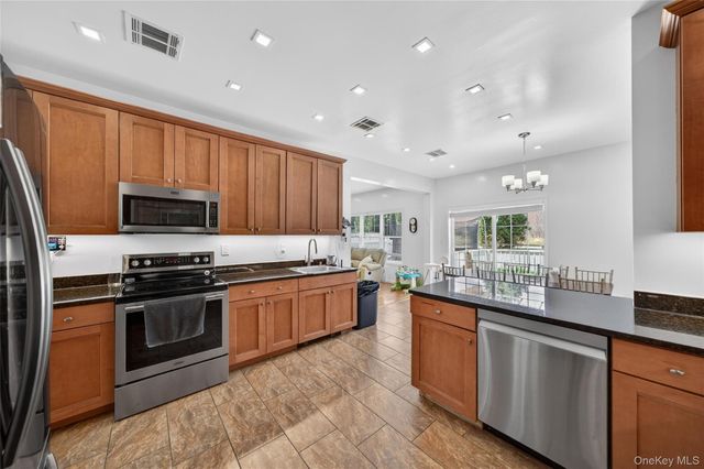 9 Maple Avenue, Bloomingburg, NY 12721