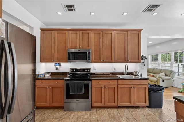 9 Maple Avenue, Bloomingburg, NY 12721