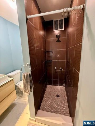 17 Oxford Street, Montclair, NJ 07042