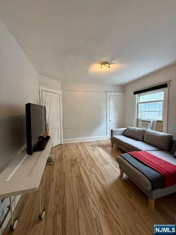 17 Oxford Street, Montclair, NJ 07042