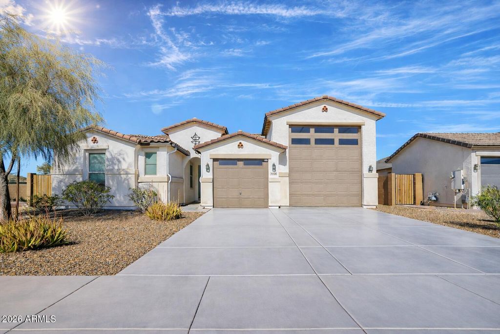 Image 1 of property listing at 8026 W WOOD Lane, Phoenix, AZ 85043