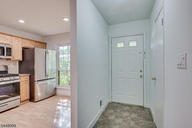5 Pear Tree Ln, Franklin Twp., NJ 08823