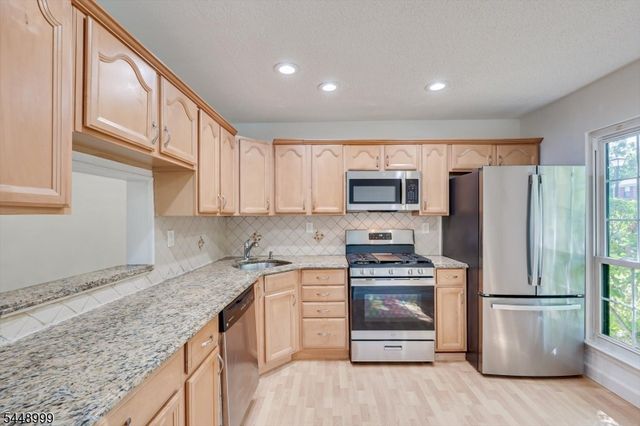 5 Pear Tree Ln, Franklin Twp., NJ 08823