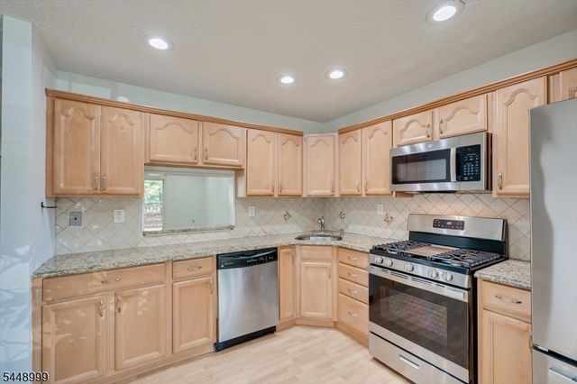 5 Pear Tree Ln, Franklin Twp., NJ 08823