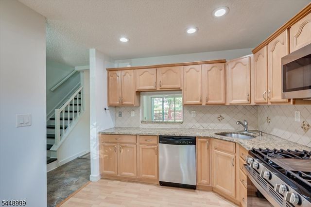 5 Pear Tree Ln, Franklin Twp., NJ 08823