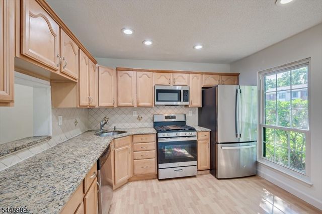 5 Pear Tree Ln, Franklin Twp., NJ 08823