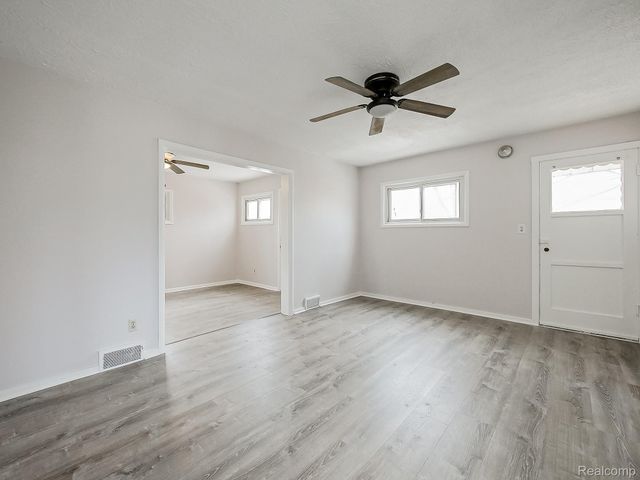 32521 Newaygo Street, Westland, MI 48186