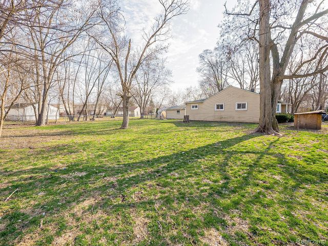 32521 Newaygo Street, Westland, MI 48186