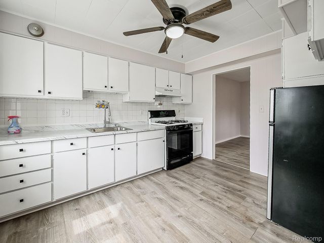 32521 Newaygo Street, Westland, MI 48186