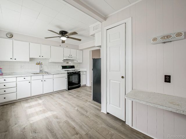 32521 Newaygo Street, Westland, MI 48186