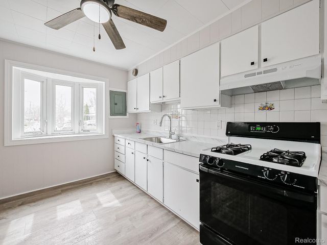 32521 Newaygo Street, Westland, MI 48186