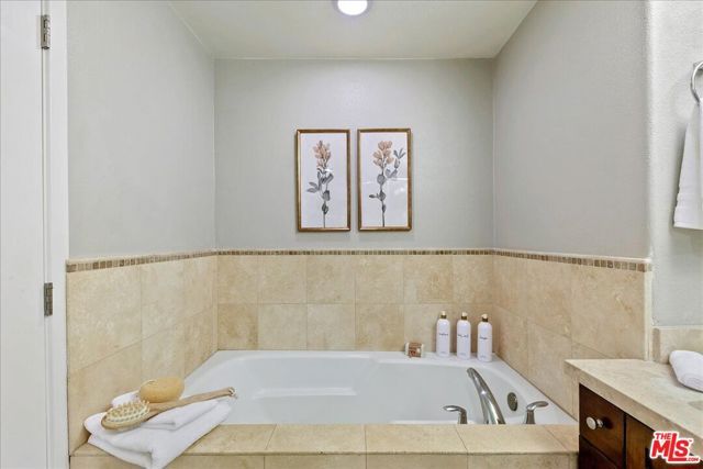 11115 Acama Street 107, North Hollywood (los Angeles), CA 91602