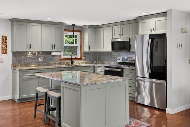 106 Tanglewood Dr, Falmouth, MA 02536