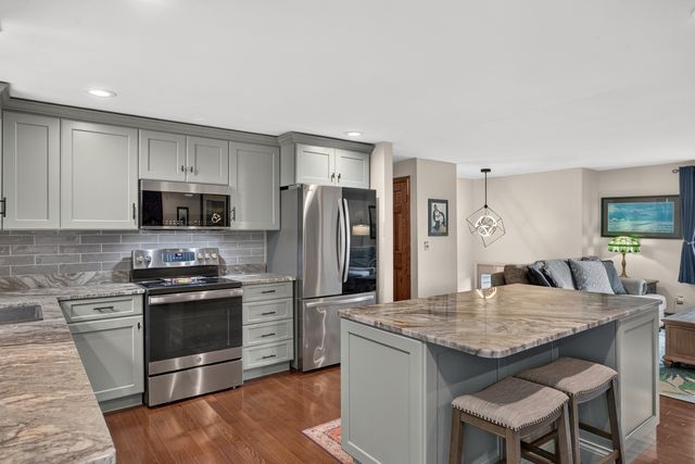 106 Tanglewood Dr, Falmouth, MA 02536
