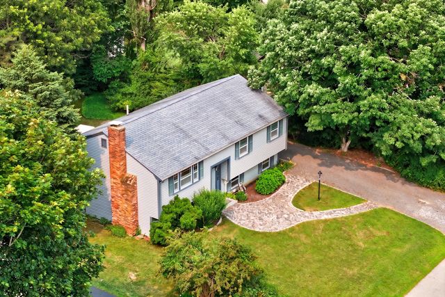 106 Tanglewood Dr, Falmouth, MA 02536