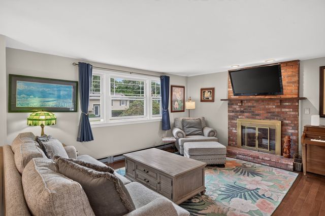 106 Tanglewood Dr, Falmouth, MA 02536