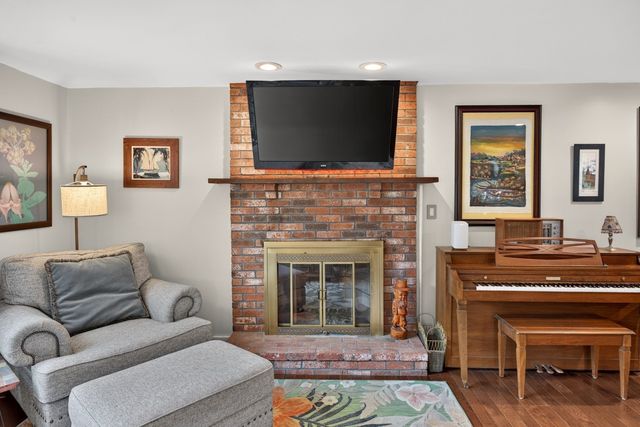 106 Tanglewood Dr, Falmouth, MA 02536