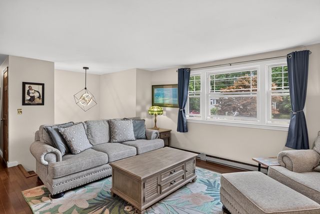 106 Tanglewood Dr, Falmouth, MA 02536